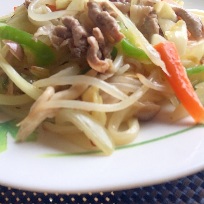 にんにくの風味が効いた塩ダレ極旨焼うどん